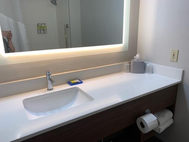 Holiday Inn Express Adrian By Ihg Zewnętrze zdjęcie